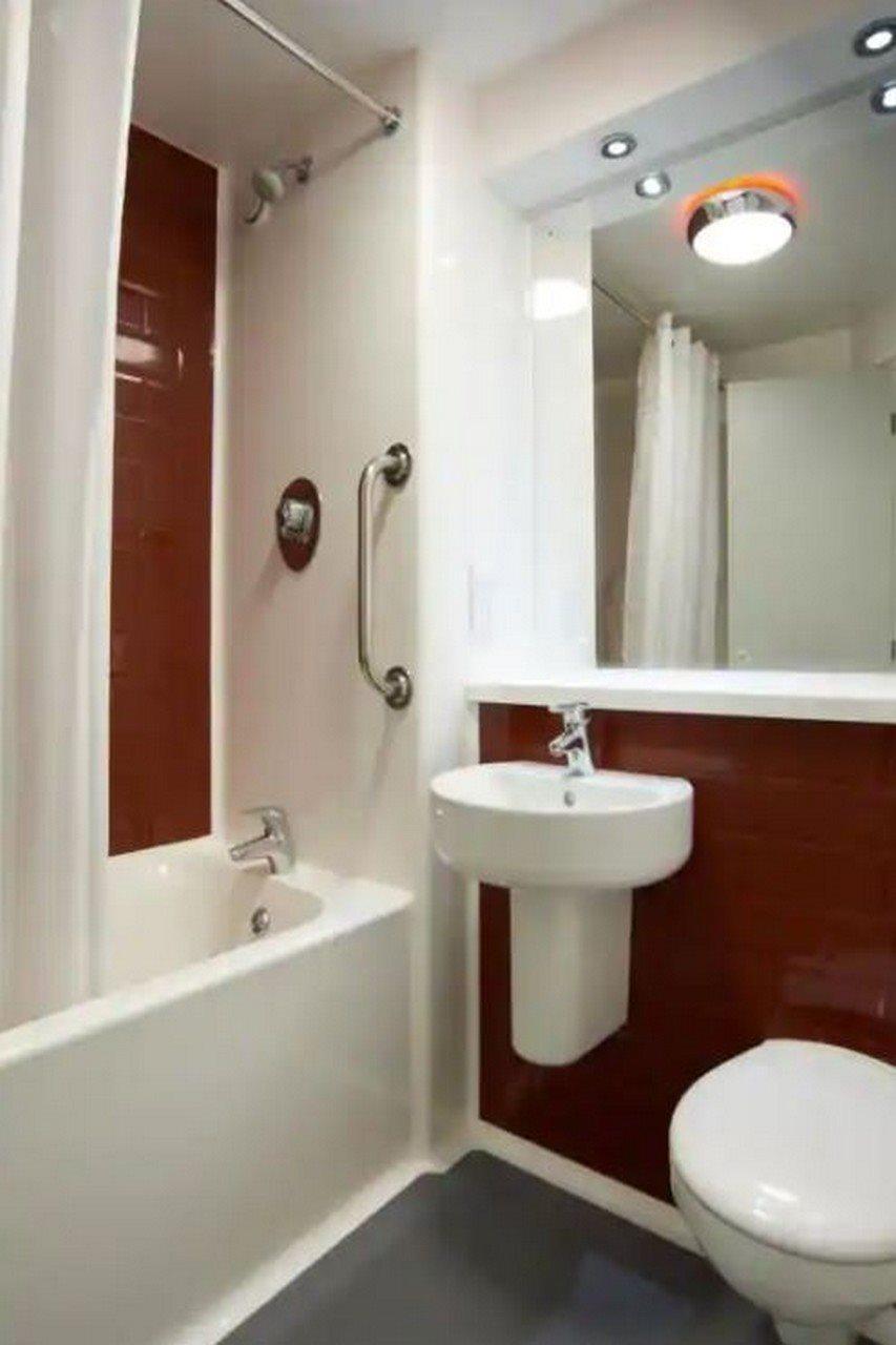 Travelodge London Teddington Buitenkant foto