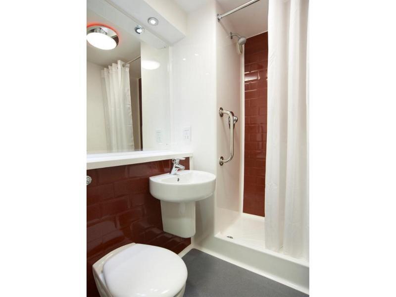 Travelodge London Teddington Buitenkant foto