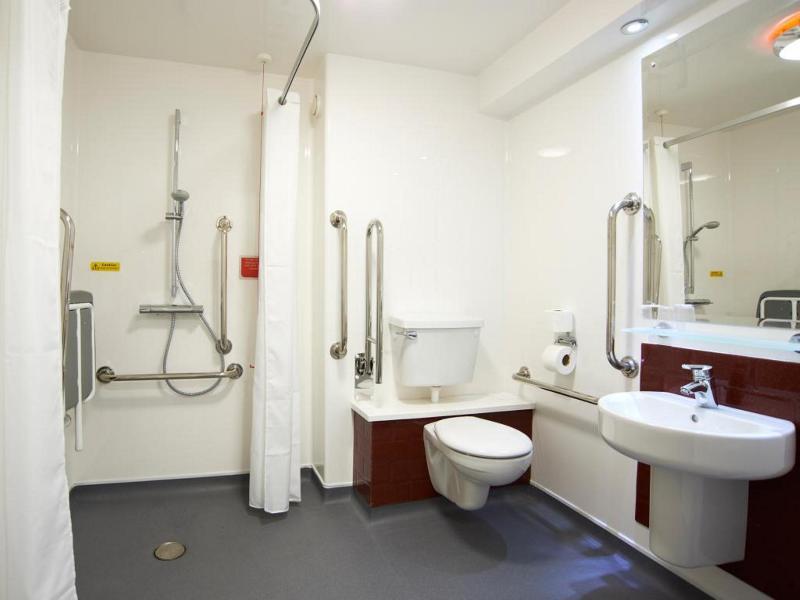 Travelodge London Teddington Buitenkant foto