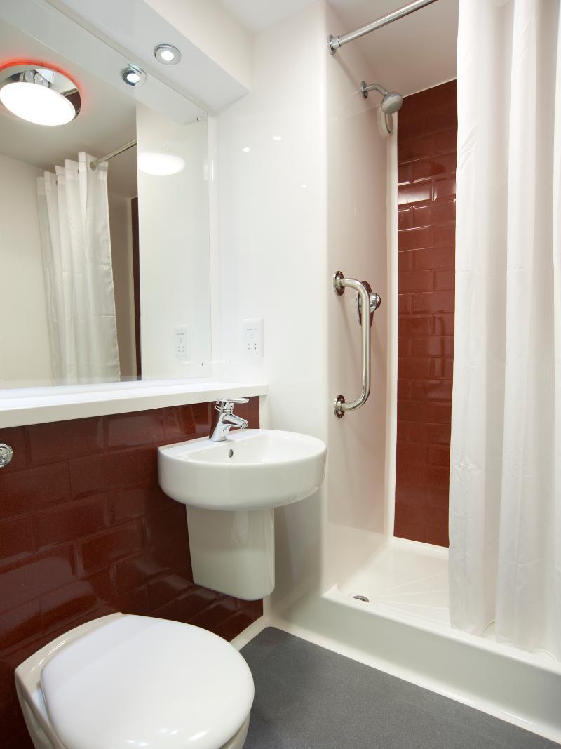 Travelodge London Teddington Buitenkant foto