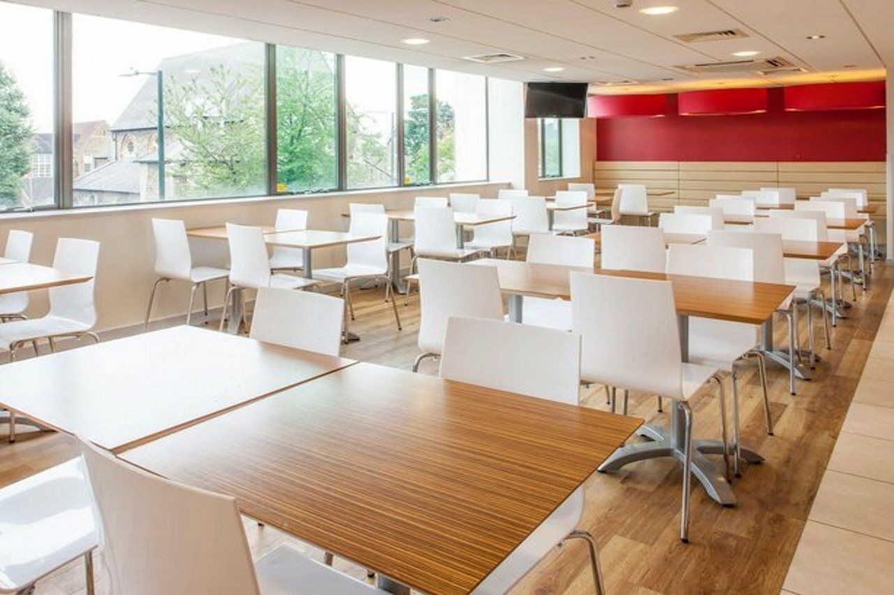 Travelodge London Teddington Buitenkant foto