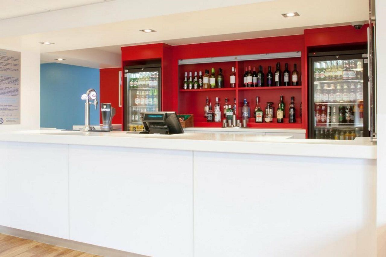 Travelodge London Teddington Buitenkant foto